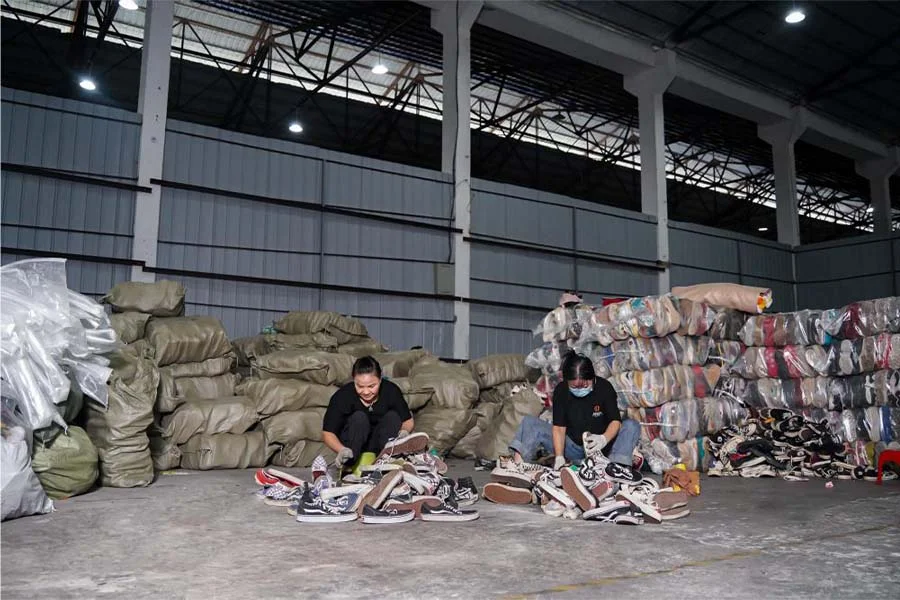 Second-hand shoe warehouse that is both spacious and organized